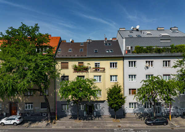 REZERVOVANÉ ! ATELIÉR S DREVENÝMI TRÁMAMI - TEHLOVÝ DOM - ORIENTÁCIA NA 2 SVETOVÉ STRANY