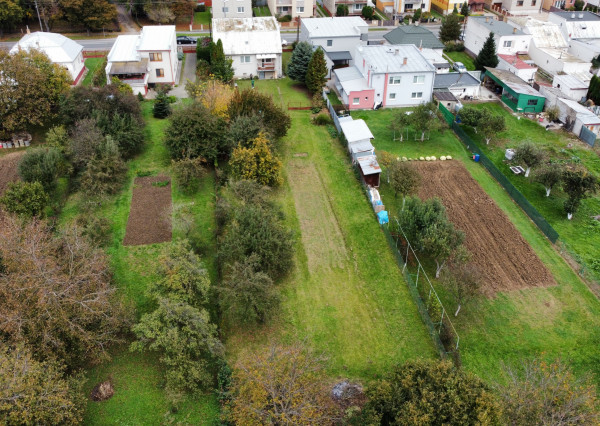 MICHALOVCE - SAMOSTATNE STOJACI 6i RD - PODPIVNIČENÝ - POZEMOK 1824M2