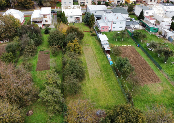 MICHALOVCE - SAMOSTATNE STOJACI 6i RD - PODPIVNIČENÝ - POZEMOK 1824M2