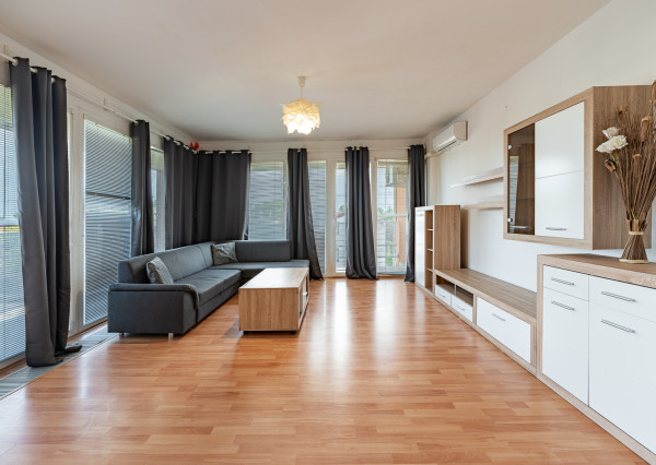 V BLÍZKOSTI OC AVION - VEĽKÝ 2i BYT S LOGGIOU 15M2 - PIVNICA - PARKOVANIE V GARÁŽI