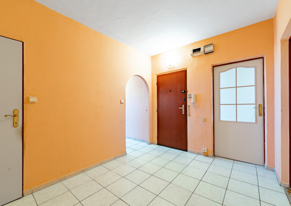 STAVBÁRSKA ul. - VEĽKÝ 2i BYT SO ZASKLENNOU LOGGIOU A PIVNICOU - OTOČENÝ NA 2 SVETOVÉ STRANY