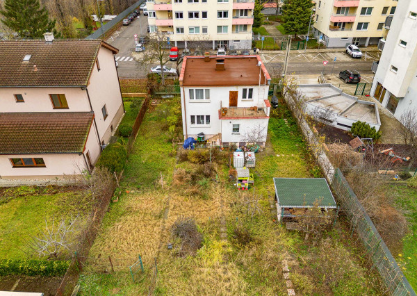 NA KRIŽOVATKÁCH - STAVEBNÝ POZEMOK 686M2 - S RODINNÝM DOMOM - VHODNÝ NA REKONŠTRUKCIU