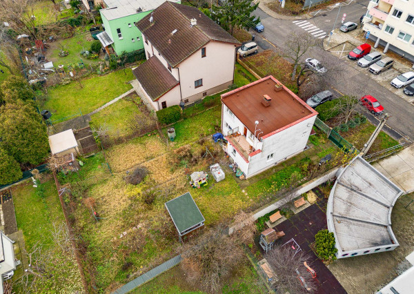 VÝNIMOČNÝ STAVEBNÝ POZEMOK VO VÝBORNEJ LOKALITE RUŽINOVA SO STARŠÍM RODINNÝM DOMOM