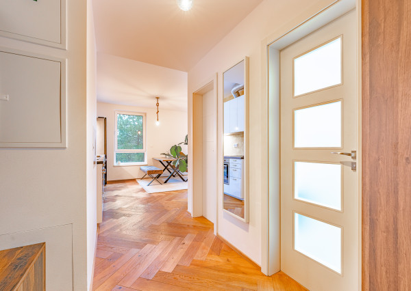 NOVOSTAVBA SOFORA - SLNEČNÝ 2i BYT S LOGGIOU A PIVNICOU OTOČENÝ DO PARKU - PARKOVACIE MIESTO V GARÁŽI