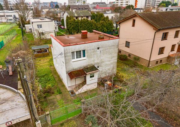 STARŠÍ RODINNÝ DOM NA REKONŠTRUKCIU VO VÝBORNEJ LOKALITE RUŽINOVA - TRNÁVKA