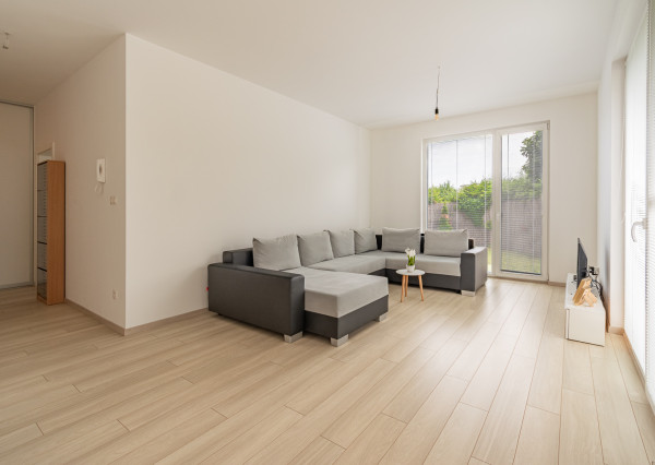 KRÁSNY 2i BYT V REZIDENČNEJ ČASTI TRI VODY - S PREDZÁHRADKOU - PIVNICA