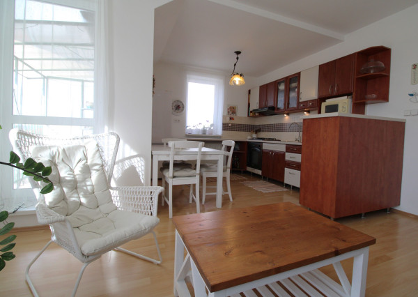 KRÁĽOVA PRI SENCI - ČIASTOČNE ZARIADENÝ 2i BYT S BALKÓNOM A PIVNICOU - 70M2