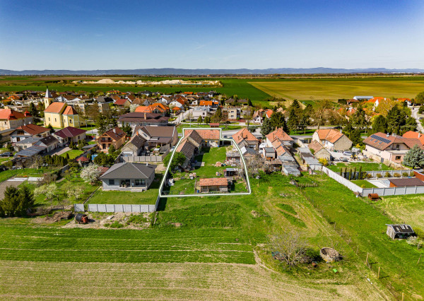 ČAKANY - SAMOSTATNE STOJACI DOM S VEĽKÝM POZEMKOM - MOŽNOSŤ VYUŽITIA AJ NA PODNIKANIE