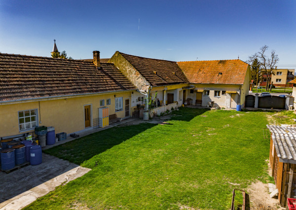 ČAKANY - SAMOSTATNE STOJACI DOM S VEĽKÝM POZEMKOM - MOŽNOSŤ VYUŽITIA AJ NA PODNIKANIE