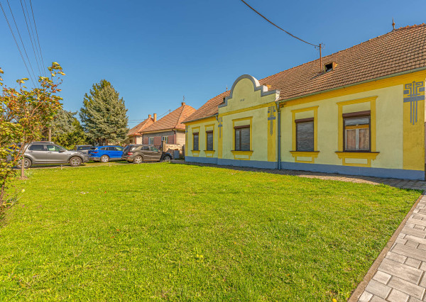 ČAKANY - SAMOSTATNE STOJACI DOM S VEĽKÝM POZEMKOM - MOŽNOSŤ VYUŽITIA AJ NA PODNIKANIE