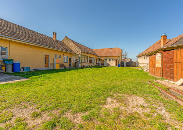 ČAKANY - SAMOSTATNE STOJACI DOM S VEĽKÝM POZEMKOM - MOŽNOSŤ VYUŽITIA AJ NA PODNIKANIE