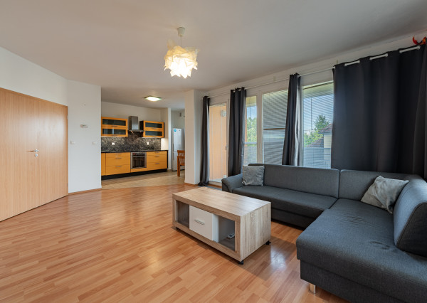 IHNEĎ VOĽNÝ - VEĽKOMETRÁŽNY 2i BYT S VEĽKOU LOGGIOU 15M2 - PIVNICA - PARKOVANIE V GARÁŽI