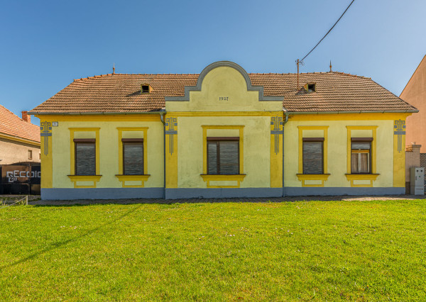 ČAKANY - SAMOSTATNE STOJACI DOM V PÔVODNOM STAVE S POZEMKOM
