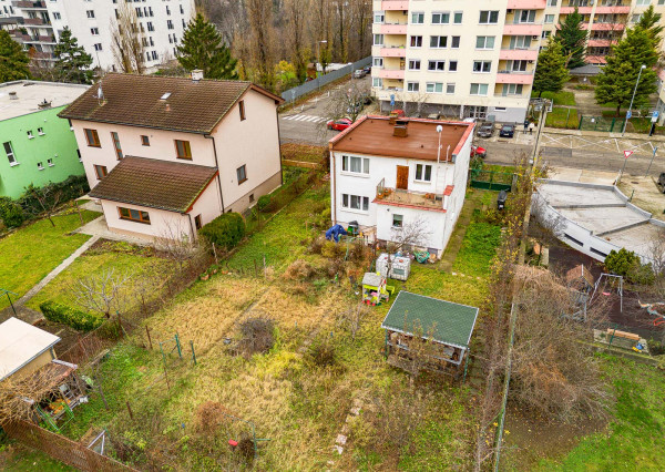 NA KRIŽOVATKÁCH - STAVEBNÝ POZEMOK 686M2 - S RODINNÝM DOMOM - VHODNÝ NA REKONŠTRUKCIU