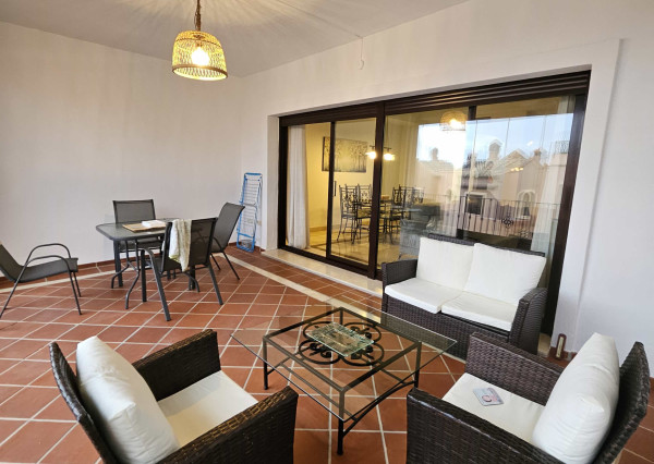 Priestranný 4-izbový radový dom s terasami, s výhľadom na more a garážou – Las Villas de Santa María, Estepona